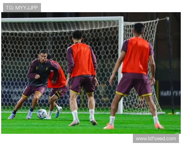 C罗本周二现身利雅得训练场